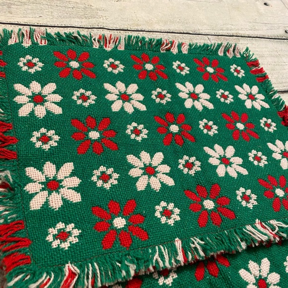 Vintage reversible green red white flower place mats. - Picture 6 of 8